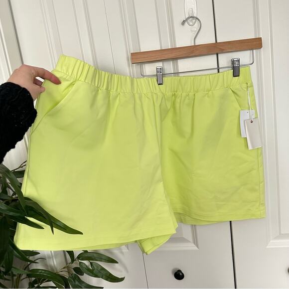 NWT Good American The Weekend Shorts in Key Lime - Picture 7 of 12